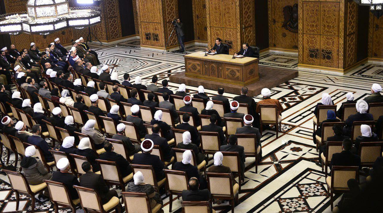 الأسد مستقبلاً فريقاً دينياً مؤلفاً من خطباء وائمه وداعيات من كافة محافظات سوريا بحضور وزير الأوقاف