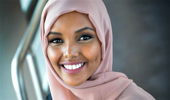 حليمة عدن أول عارضة أزياء عالمية محجبة بطلة أحدث أعداد مجلة فوج
