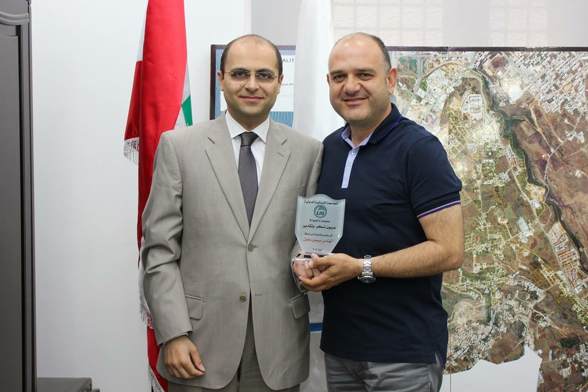 الدكتور أحمد الأحدب يقدم درعاً تكريمياً لرئيس بلدية رأسمسقا سيمون نخول