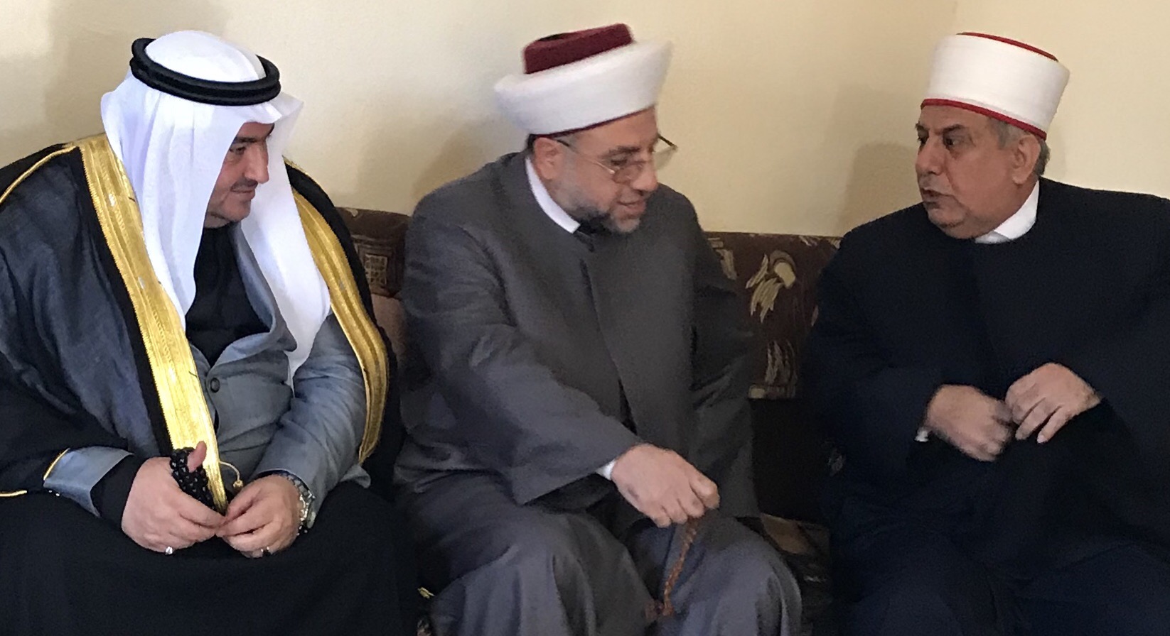 قمه عكاريه “علويه سنيه” في تل حميره ممثله باللقاء الإسلامي الوطني والمجلس الإسلامي الشرعي العلوي وعلى جدول أعمالها تمثيل العلويين والمعارضه السنيه بحقائب وزاريه لأن الحكومه التي ستبصر النور هي حكومة وحده وطنيه تمثل الجميع ولا تقصي أحد .