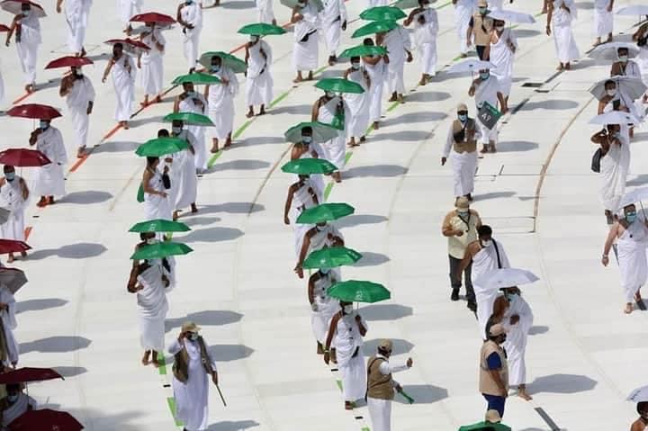 الحجاج ملتزمون بالتباعد الإجتماعي تخوفاً من الوباء