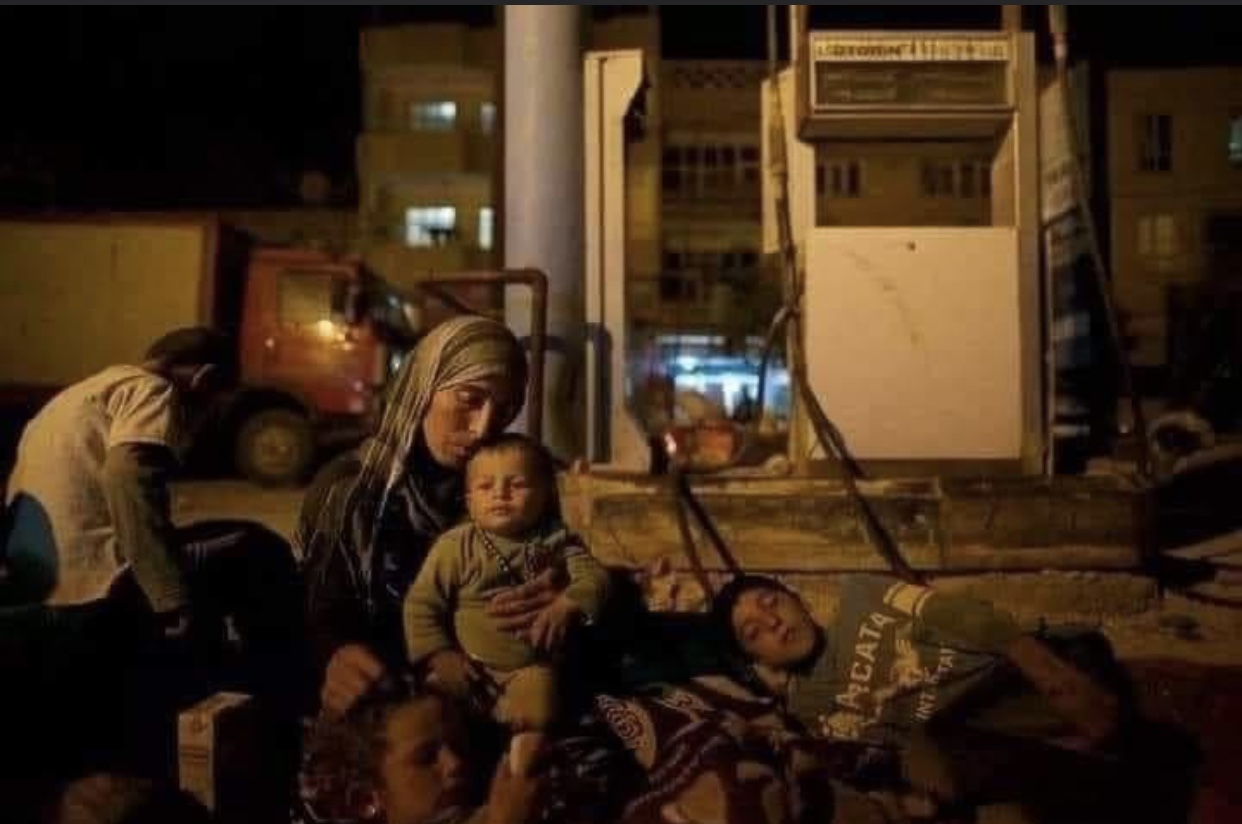 عائلات سوريه نازحه باتت بالعراء في برد كانون القارص نتيجة إشكال بحنين المنيه