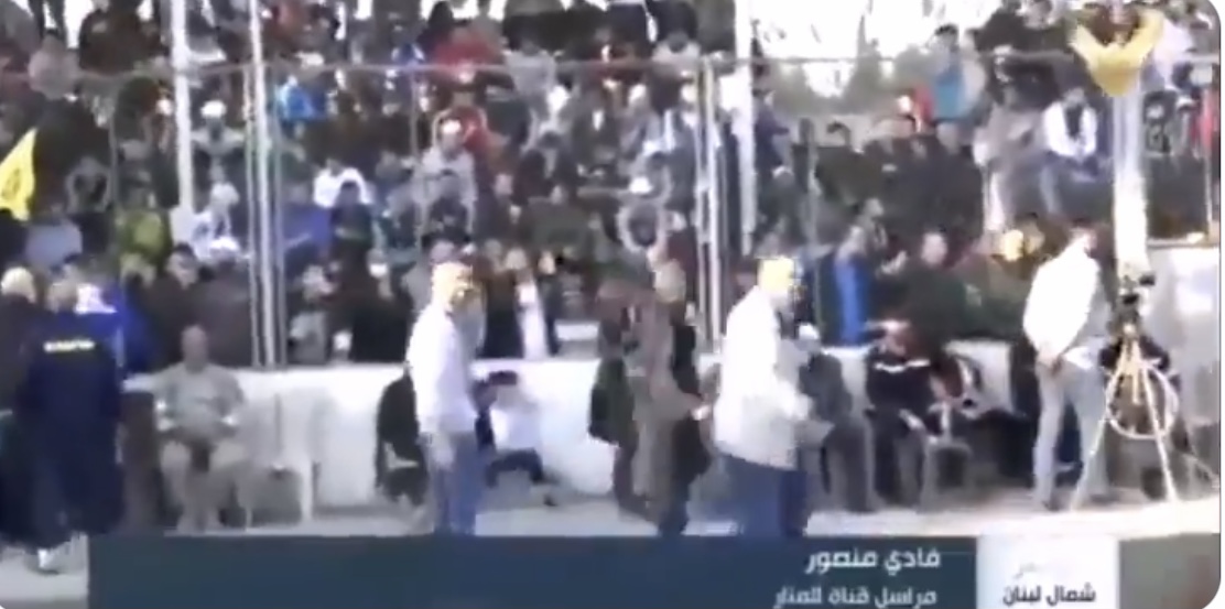 ‏الآن في شمال لبنان مباراة كرة قدم مكتملة الجمهور أيضاً!! هذا المشهد وأخواته كفيل بأن يخبرنا إلى أي كارثة صحية نحن ذاهبون!!