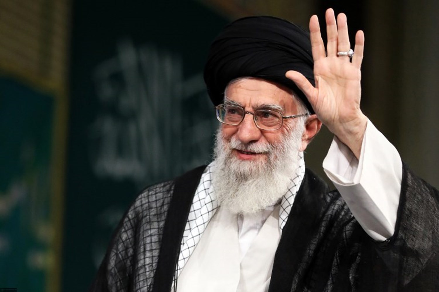 قائد الثورة الإسلامية يعرب عن شكره على رسائل التعزية في وفاة العميد حجازي التي بعث بها السيد حسن نصر الله.