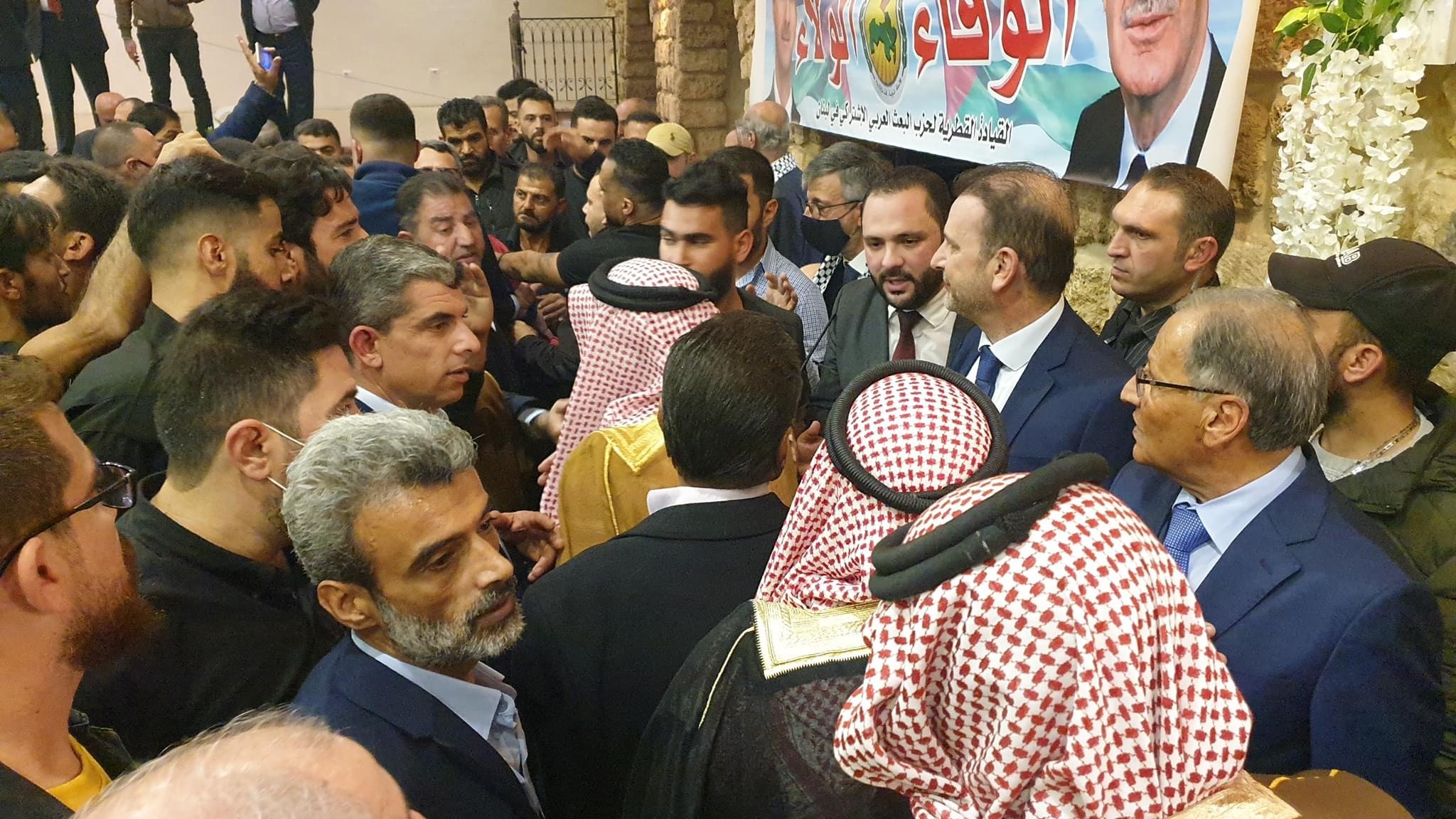 وفد رفيع المستوى ضم مشايخ ووجهاء ورؤساء بلديات ومخاتير من عشائر عرب وادي خالد محتفلاً بذكرى الحركه التصحيحيه في مطعم الساحه الضاحيه الجنوبيه لبيروت