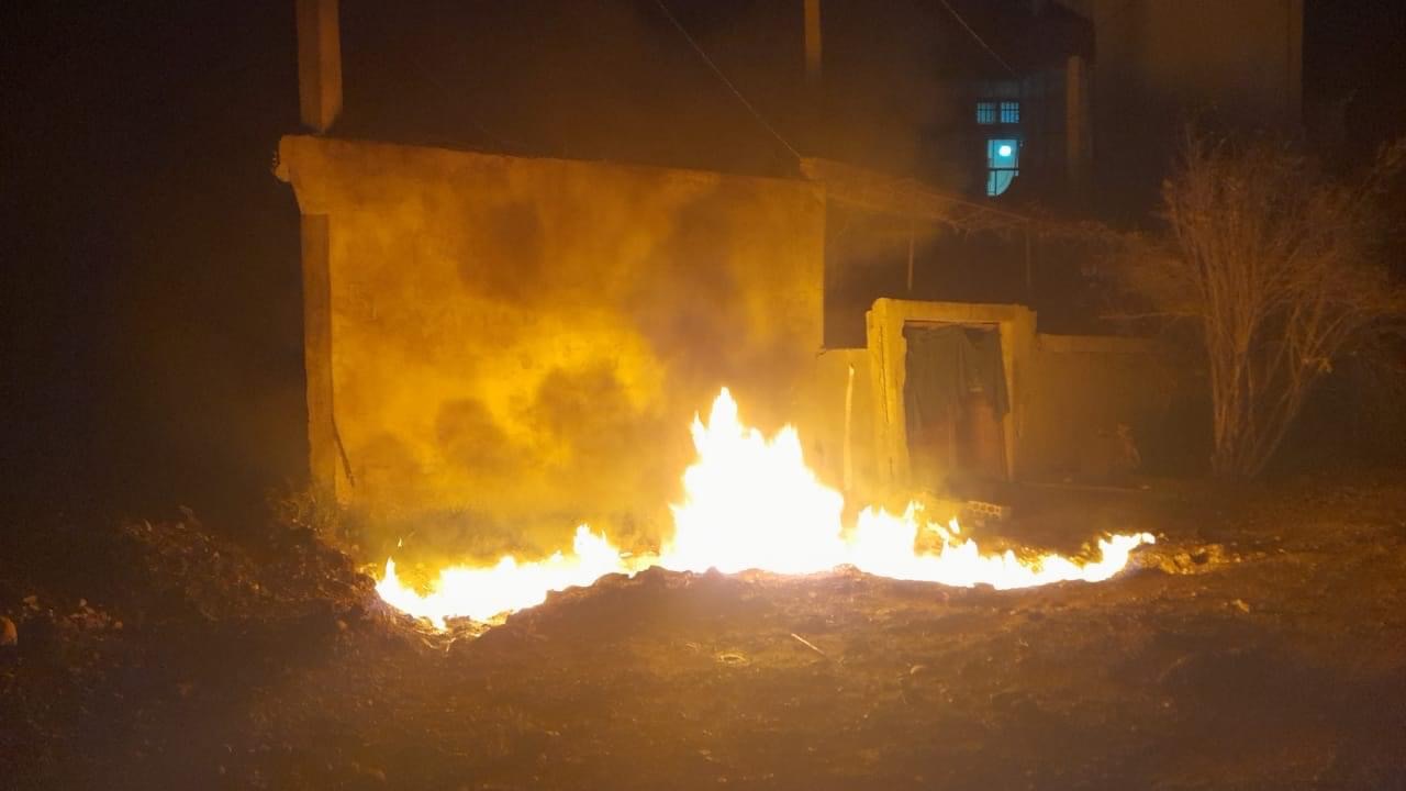 اندلاع حريق في أنبوب نقل للنفط في العبدة قرب مطعم الديوان.