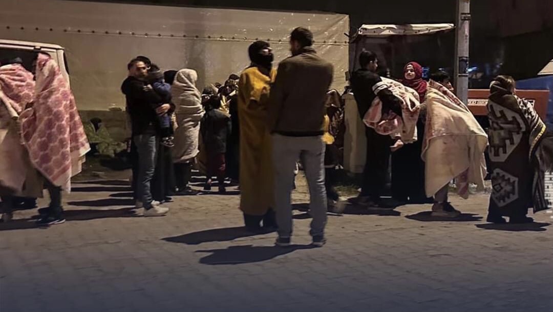 السكان الذين تبقّوا في #أنطاكيا ينزلون إلى الشوارع رغم برودة الطقس بعد هزة ارتدادية عنيفة ضربت المنطقة