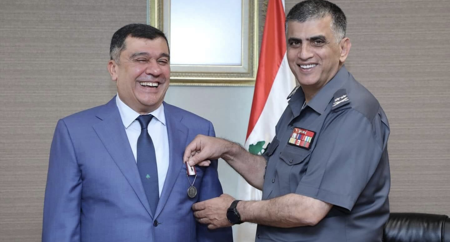 اللواء عثمان منح السّيّد محمد الحوت مدير عام شركة طيران الشرق الأوسط “ميدالية الأمن الداخلي” تقديرًا لخدماته وتقديماته لمؤسّسة قوى الأمن